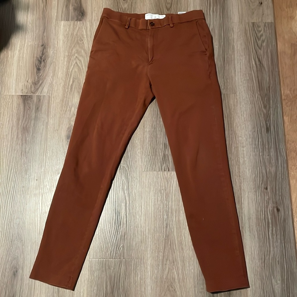 Banana Republic Men’s Traveler Chino Pant - Picture 2 of 6